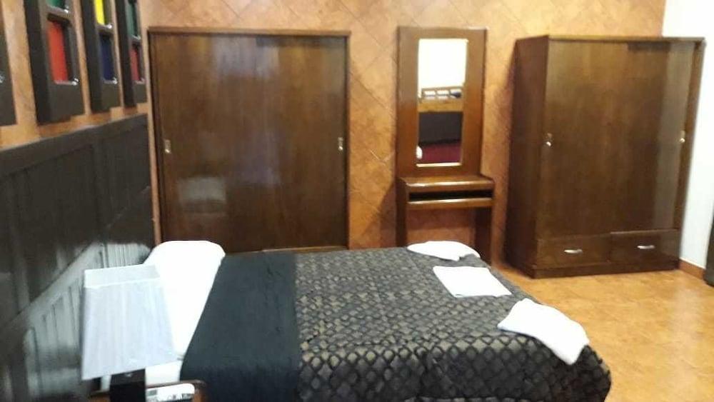 Residencia Leones De Castilla Asuncion Bagian luar foto