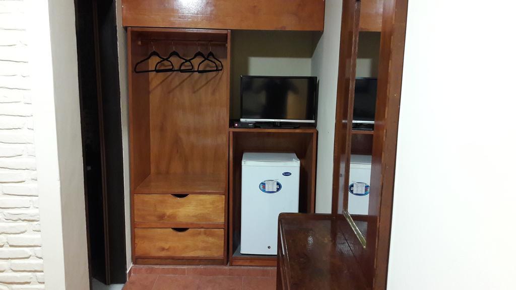 Residencia Leones De Castilla Asuncion Bagian luar foto