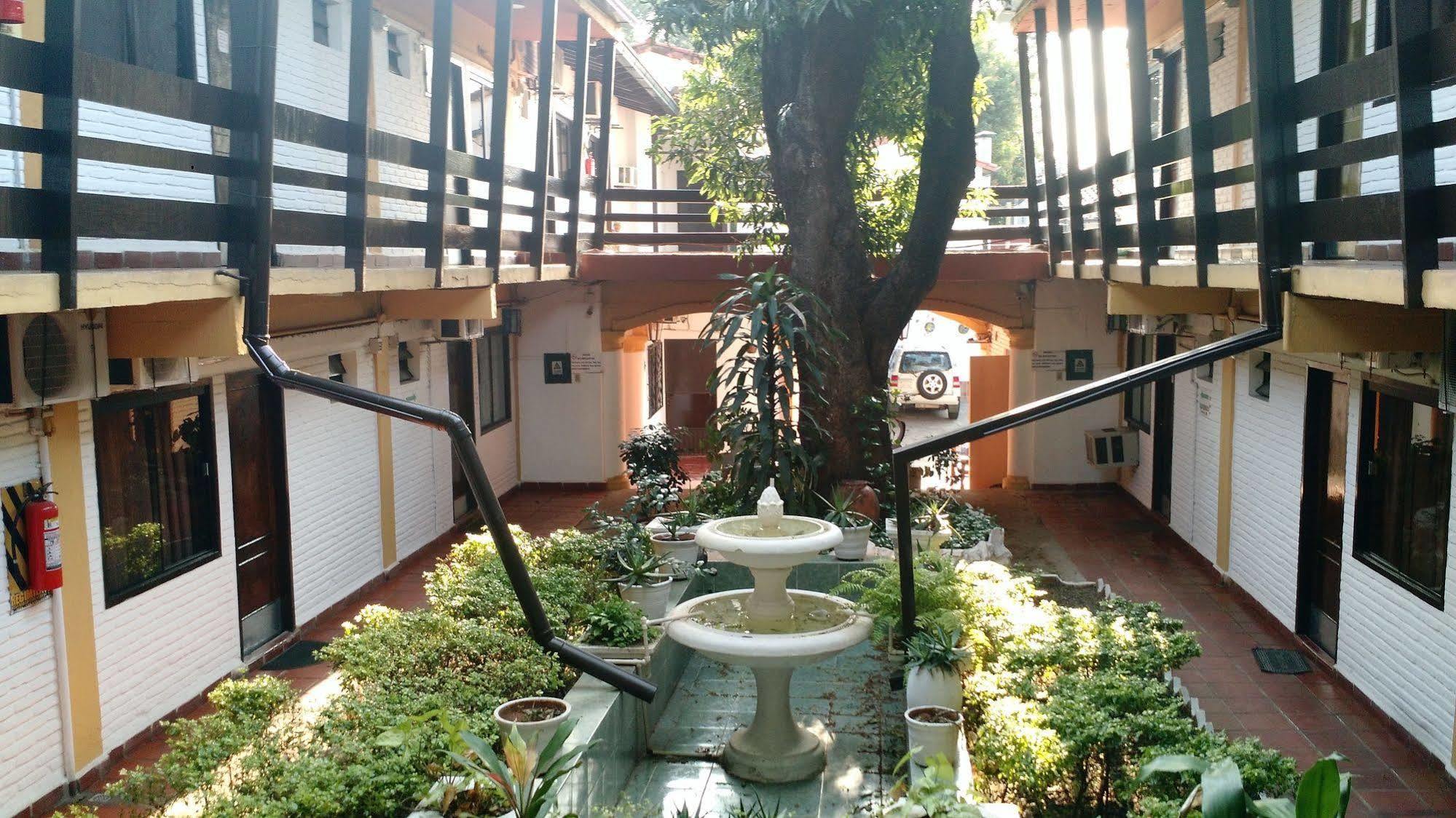 Residencia Leones De Castilla Asuncion Bagian luar foto