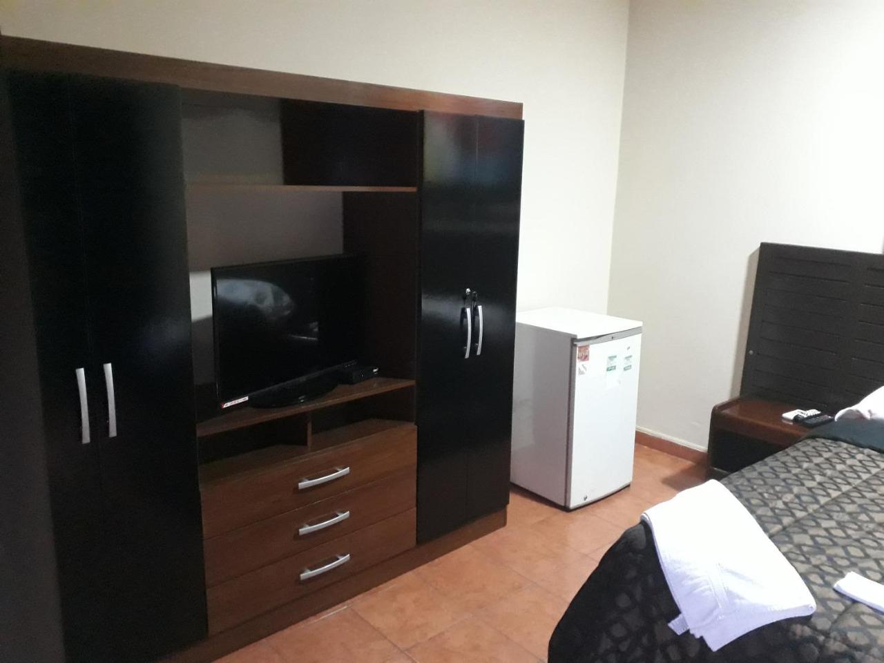 Residencia Leones De Castilla Asuncion Bagian luar foto