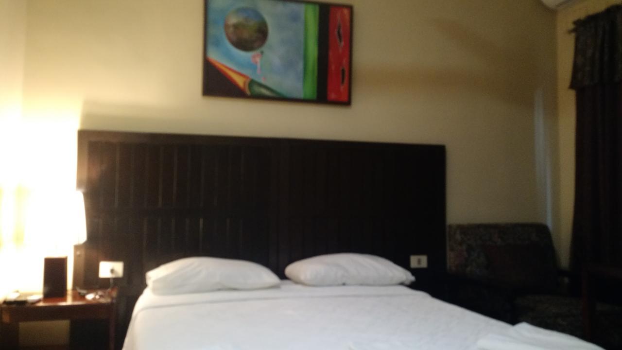 Residencia Leones De Castilla Asuncion Bagian luar foto